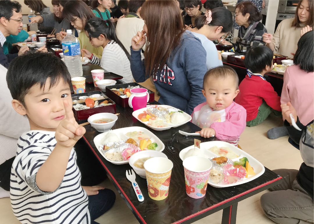 食事を楽しむ地域の子供達